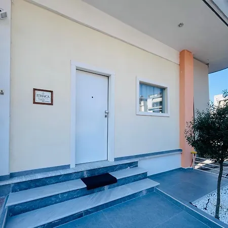 Ithaca: με αυτόνομη είσοδο. *